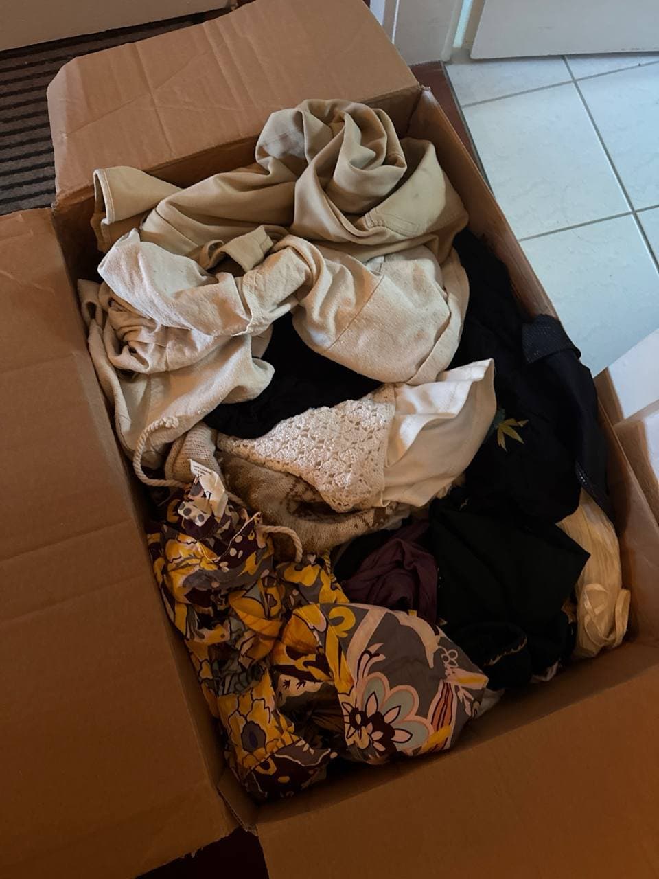 Viele Frauenkleider