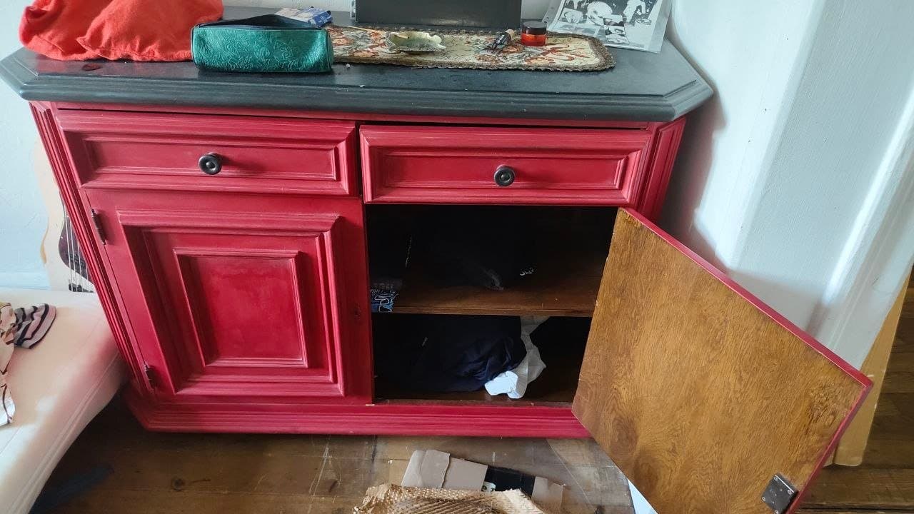 Rotes Sideboard mit schwarzer Platte