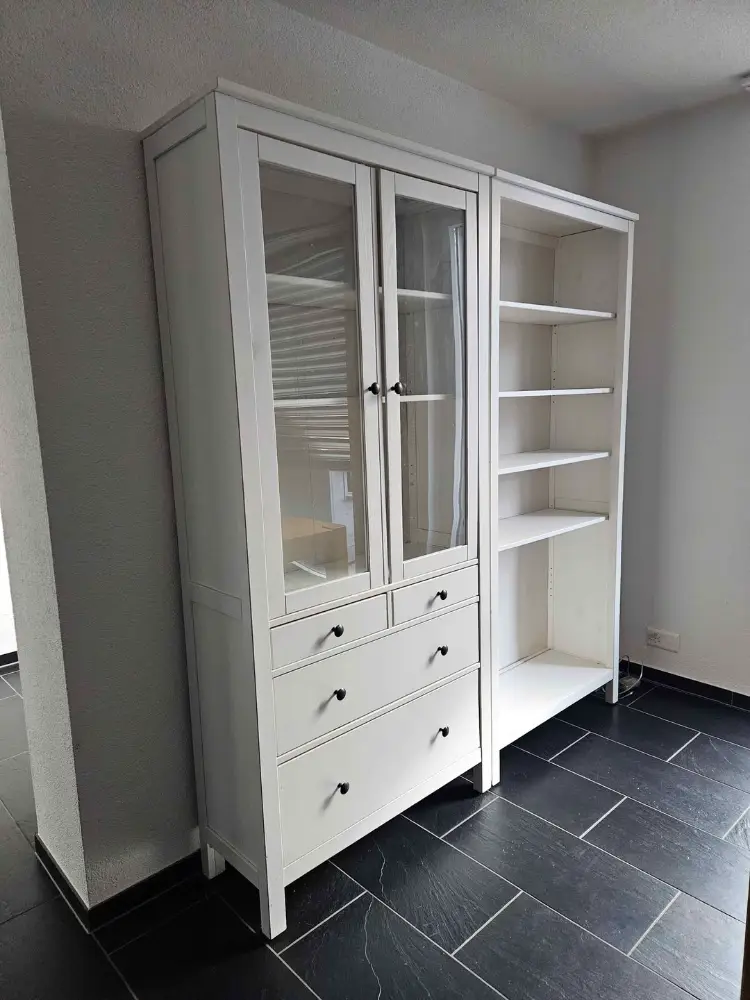 GRATIS Vitrine und Schrank