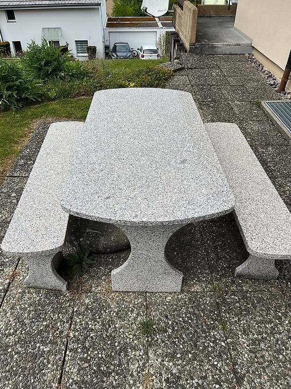 Granittisch mit Granitbänken