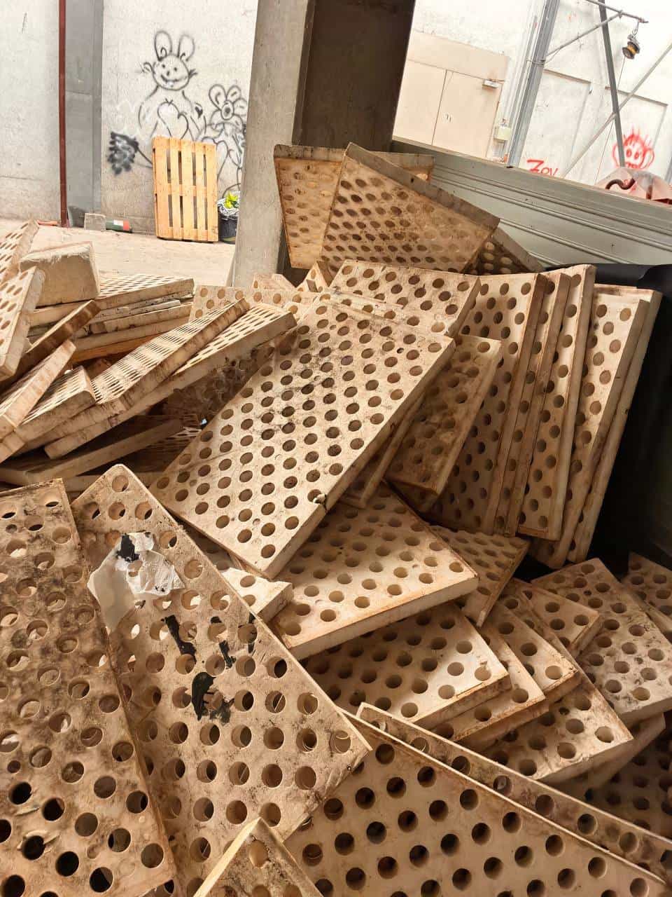 Holzpaletten und Baubretter zu verschenken