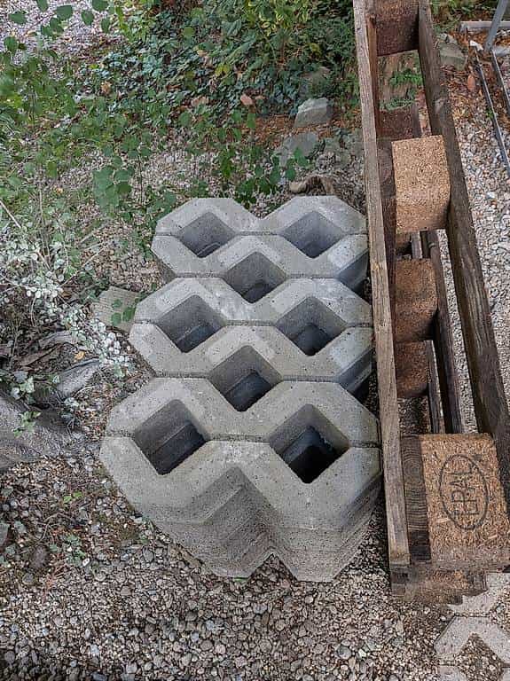 A donner 8 pavés / dalles stabilisatrices de chez Hornbach