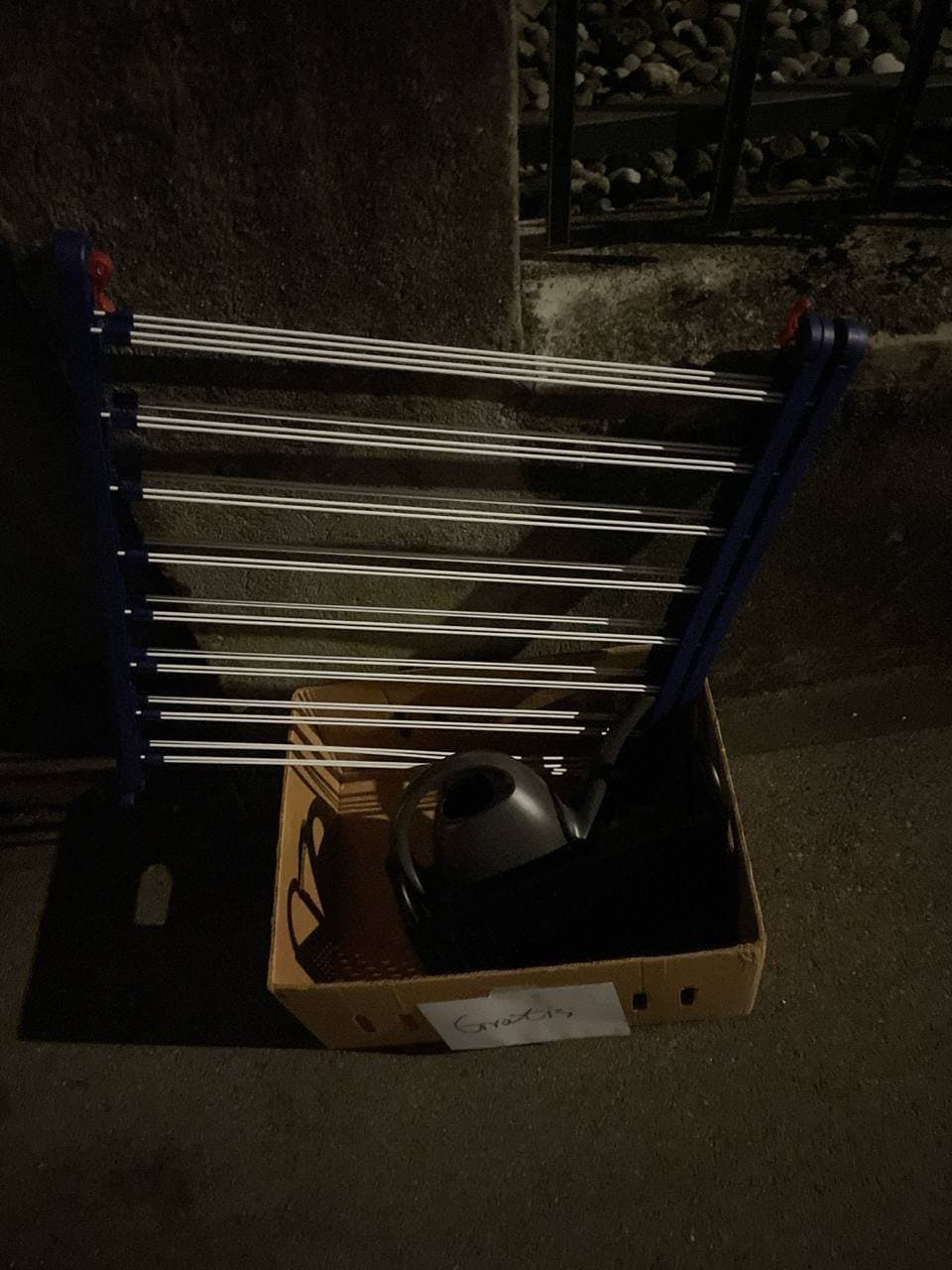 Kleiderwagen und Gegenstände zu verschenken