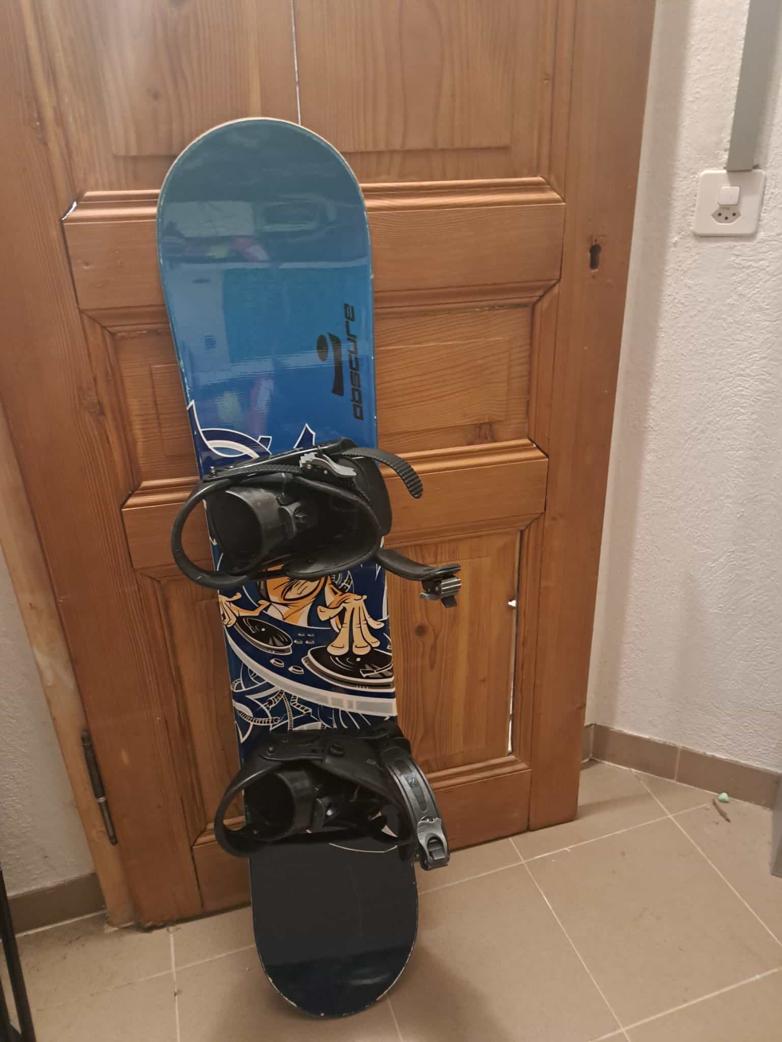 Snowboard avec fixations, bleu et noir