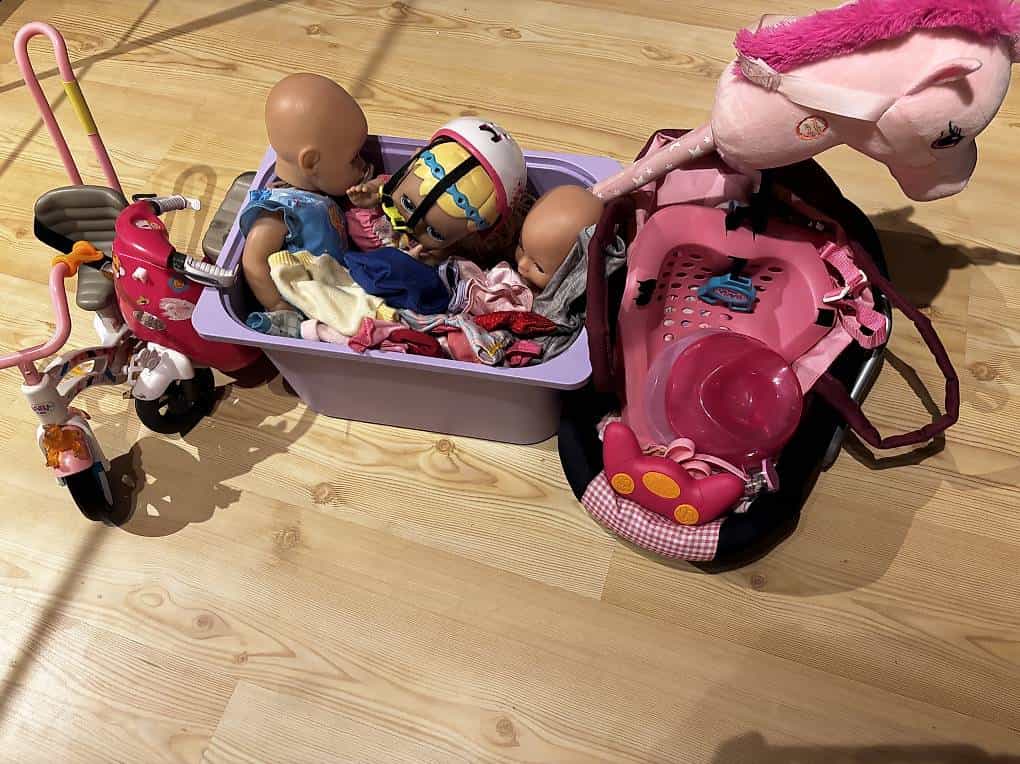 Puppen, Kleider Puppenwagen gratis abzugeben