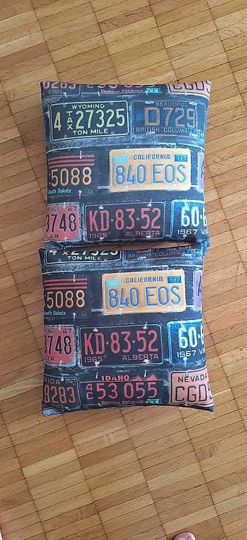 Deux. Petits coussins à donner