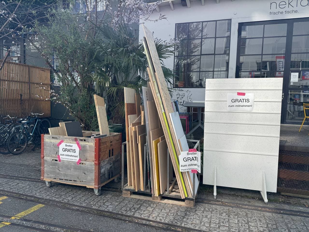 Holzreste und Präsentationswand