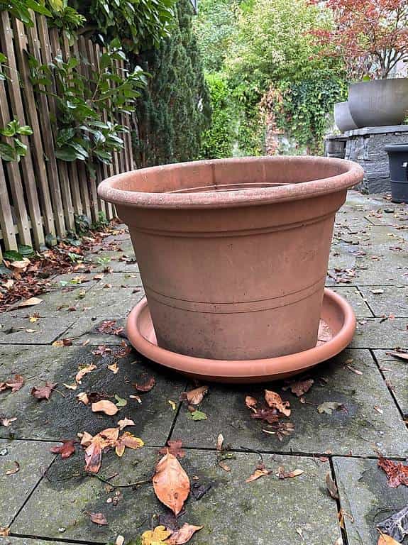 Pflanzkübel (Ø 65 cm) inkl. Unterteller in Terrakotta-Optik