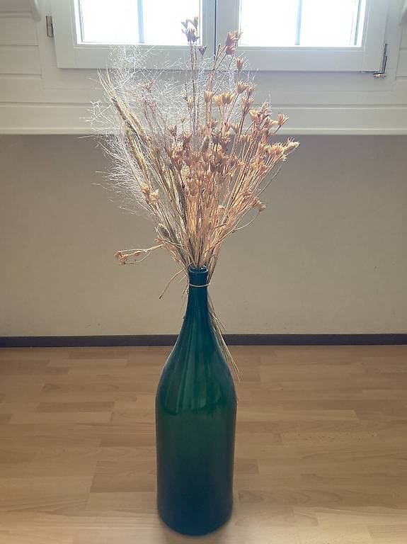 Grande bouteille en verre avec fleurs séchées Gratuit
