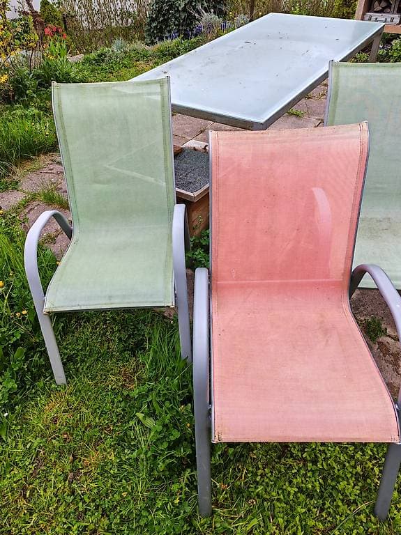 4-5 farbenfrohe Gartenstühle