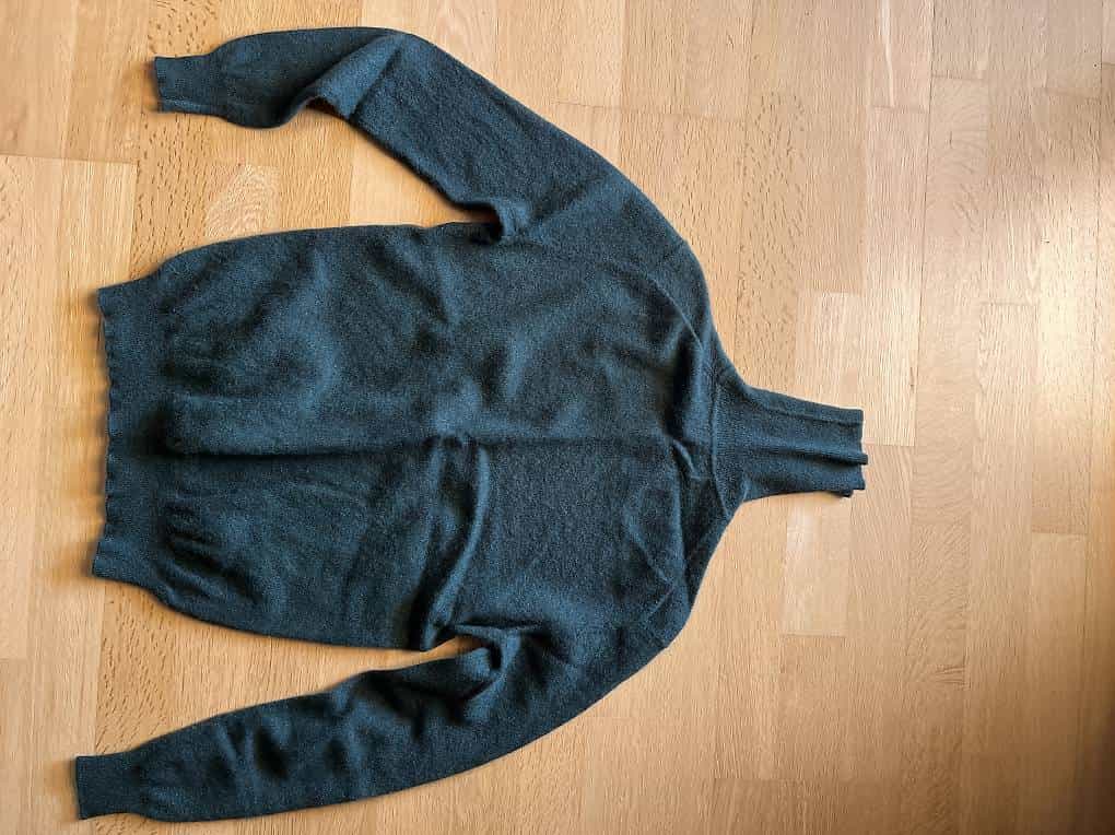 Kleider gratis abzugeben Pullover + 2 Hosen