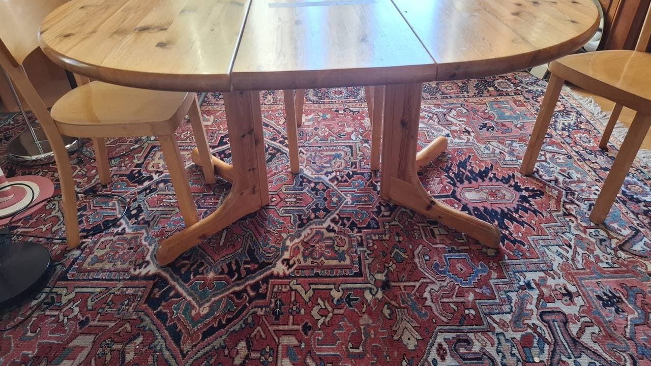 Holztisch mit Stühlen