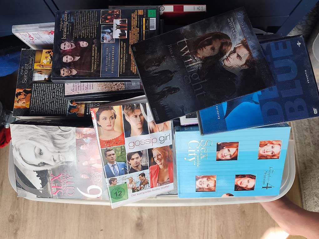 Kiste mit DVD / Blu-ray gratis