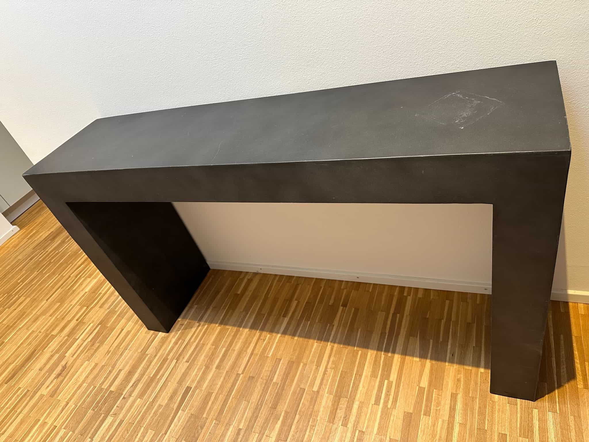 Hochwertiges Betonmöbel schwarz