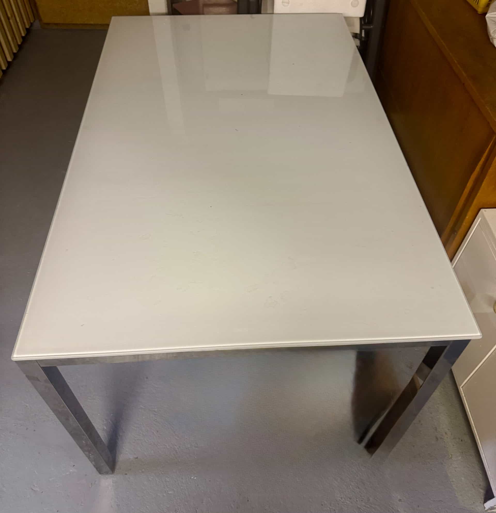 Esstisch mit weisser Glasplatte, Metallgestell