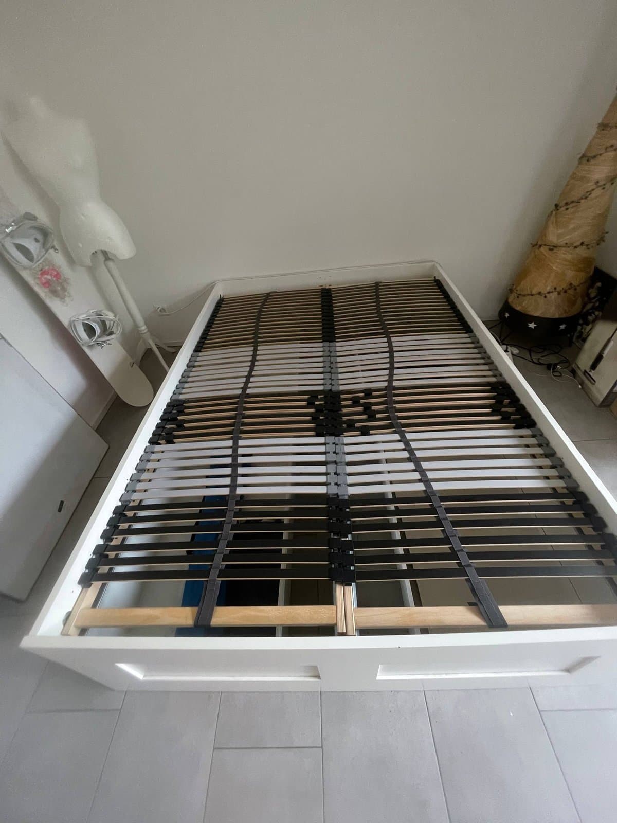 Weißes Bett mit Lattenrost