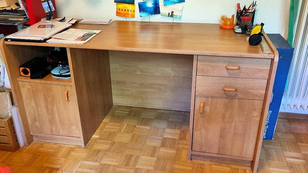 Bureau en bois avec espaces de rangement