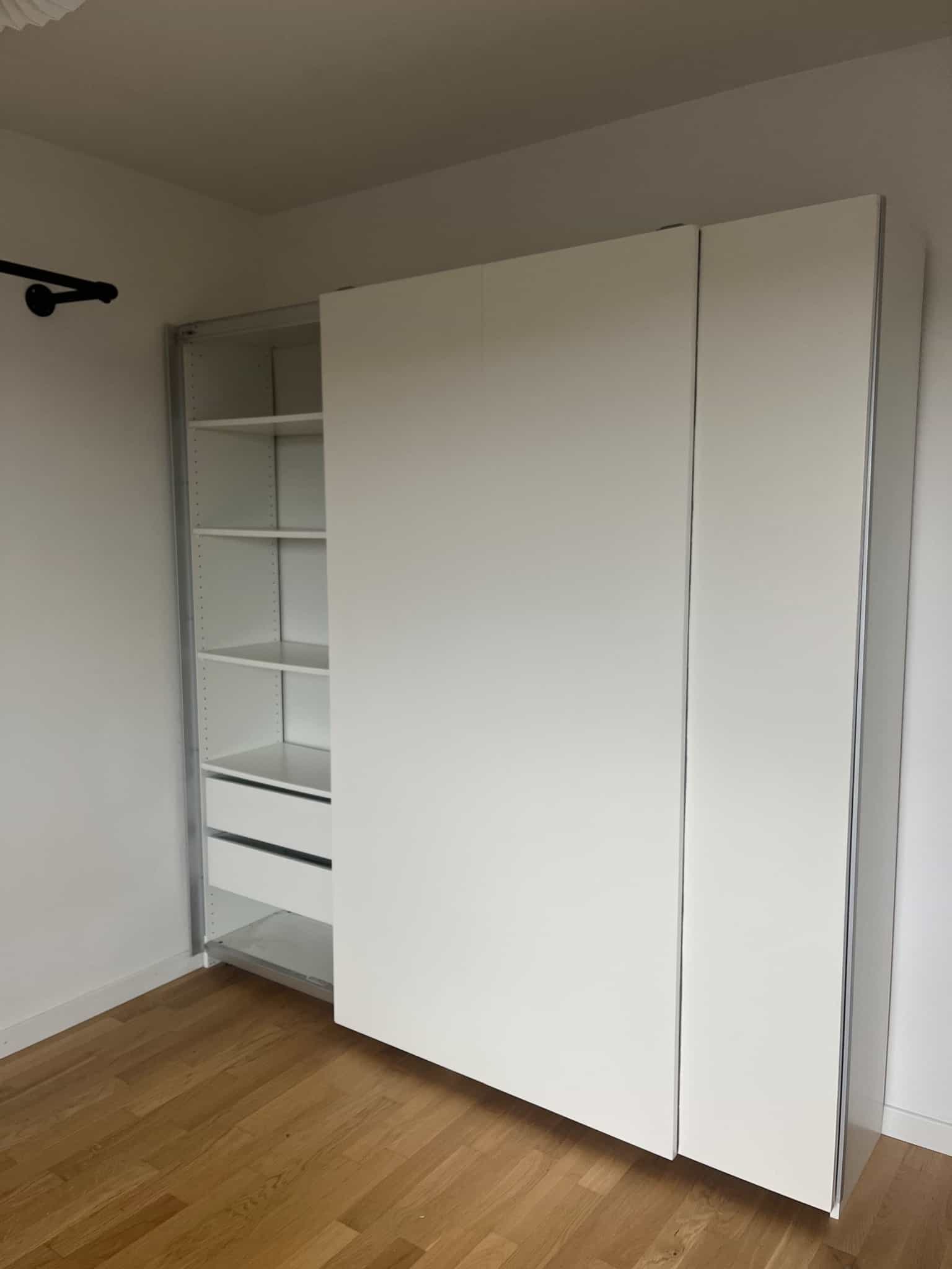 Schrank mit Schiebetüren, weiss