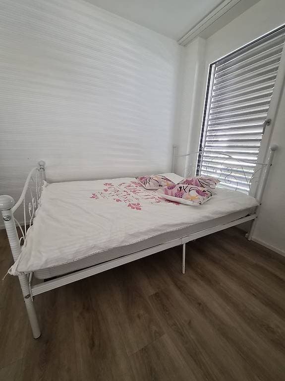 Schönes Bett mit Matratze guter Zustand + GRATIS