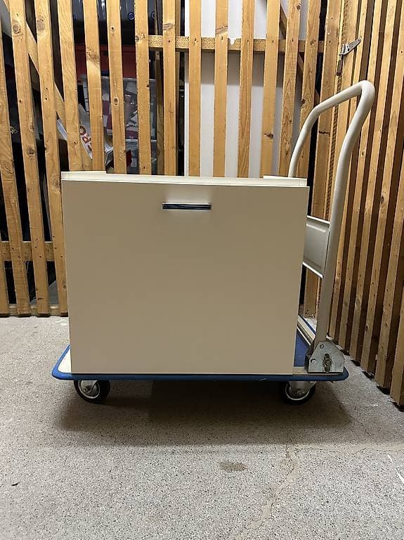 Lavabounterschrank zur Befestigung an der Wand