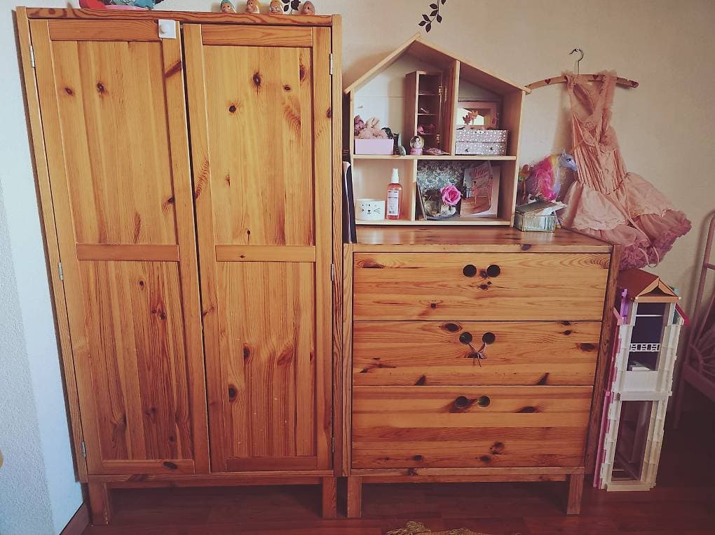 Armoire et commode en pin pour chambre d'enfant