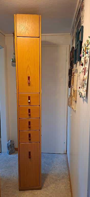 Massivholzschrank mit Schublädchen, schmal aber hoch