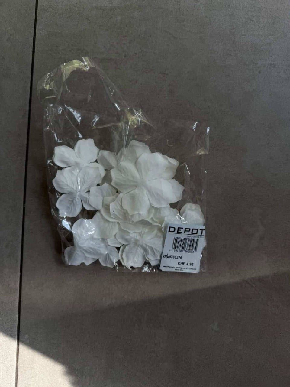 Paket mit Kleidung und Handarbeitsmaterialien