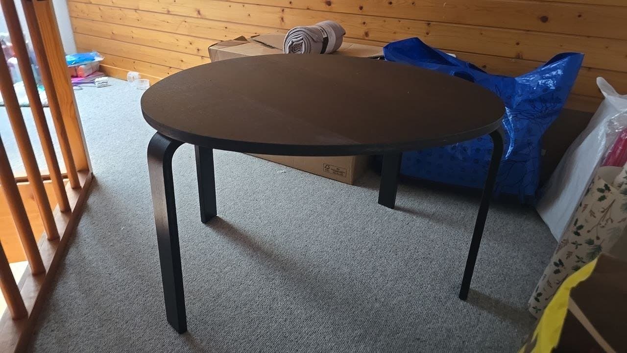Runder schwarzer Tisch