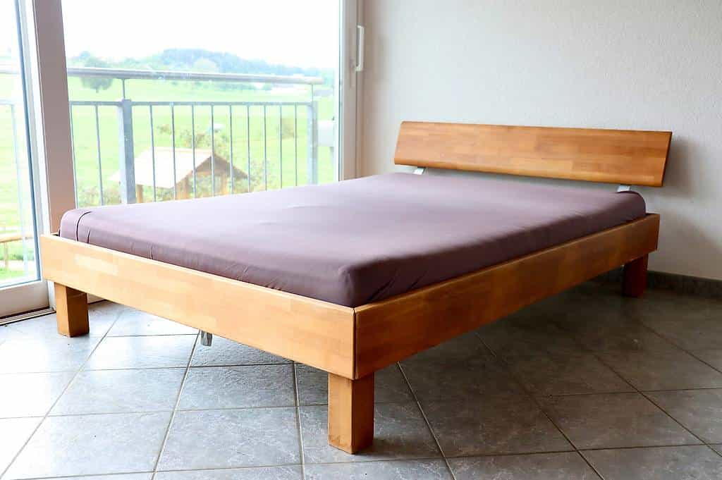 Hochwertiges Bett aus massivem Holz 140cm x 200cm