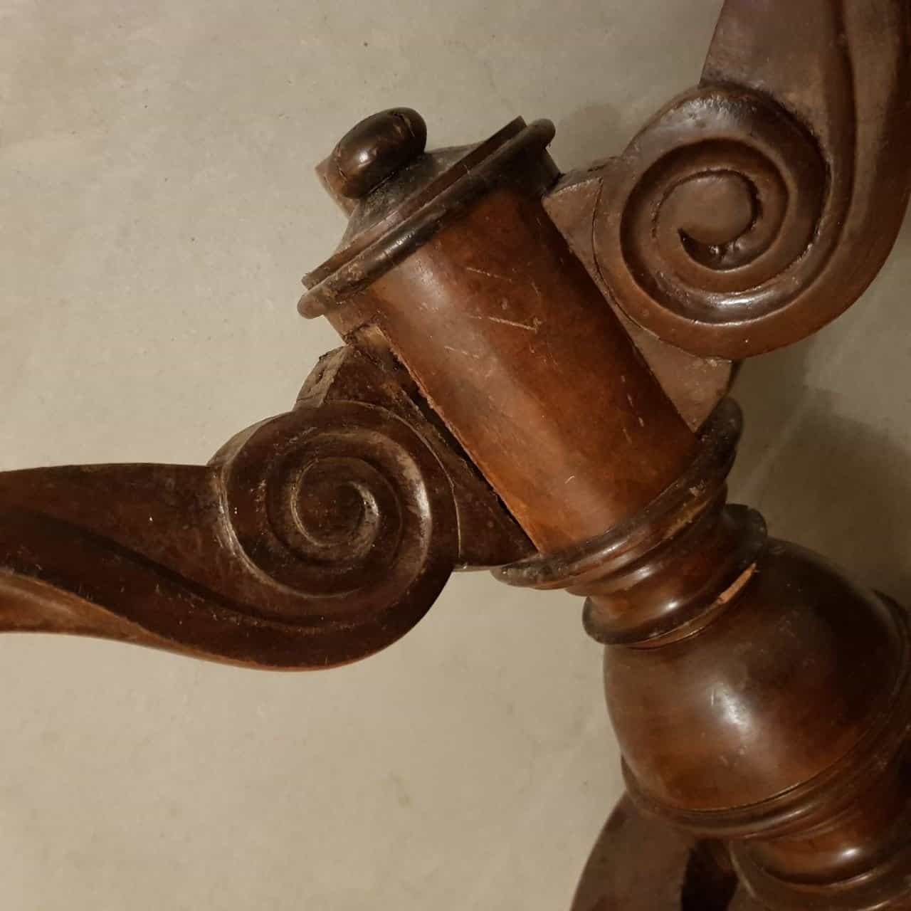 Antiker Stuhl zu verschenken
