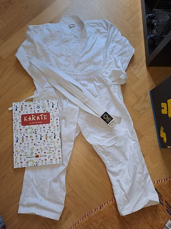 Karate-Gi Gr. 130 und Karatebuch