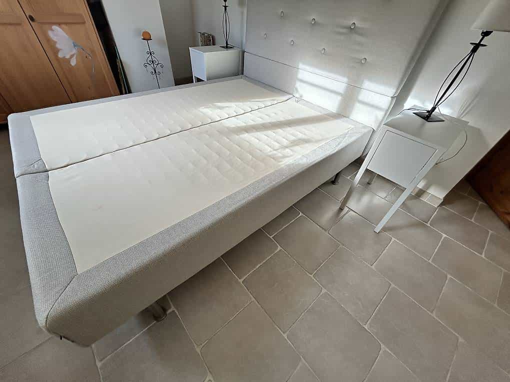 Lit boxspring avec tables de nuit