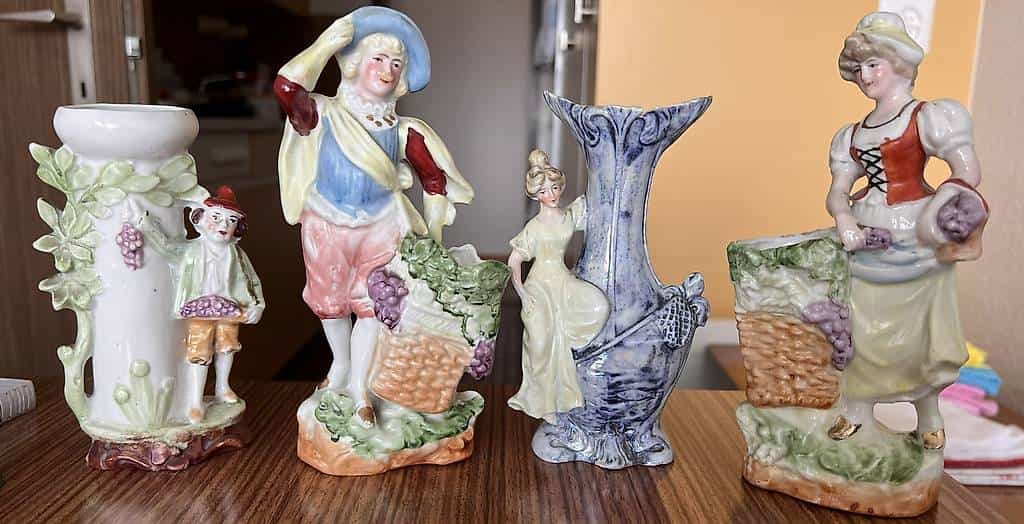 Vier dekorative Figuren abzugeben
