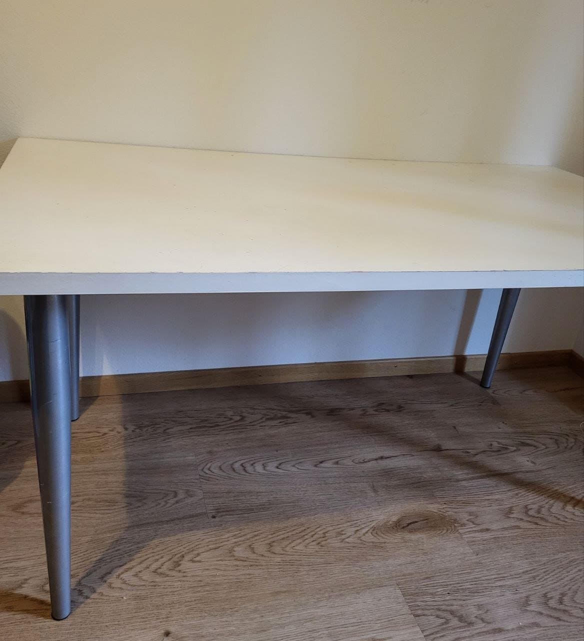 Stabiler Tisch 150x81 cm