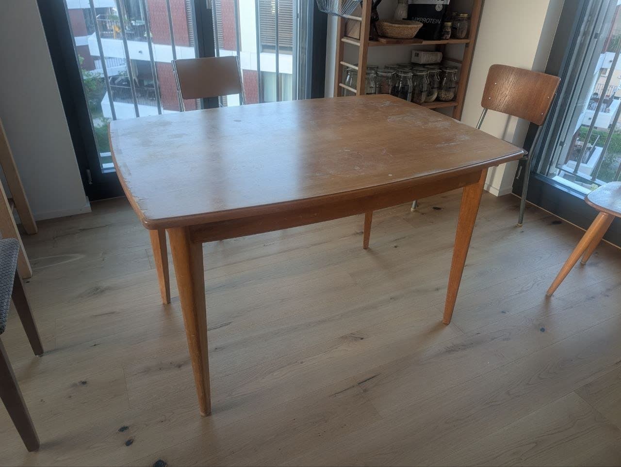 Holztisch mit Verschleiß zu verschenken