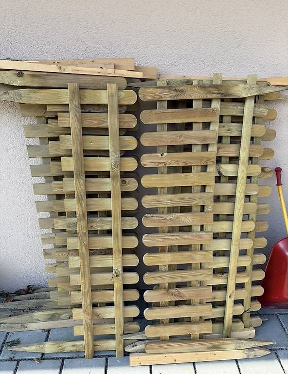 Holzgartenzaun abzugeben