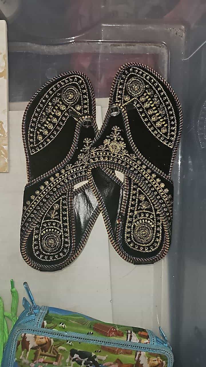 Paar schwarze bestickte Slipper