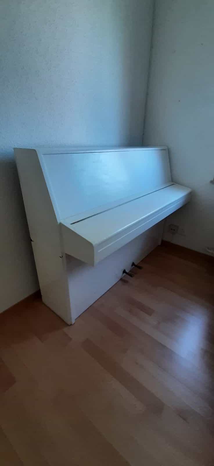 Weisses Klavier (Pianino)
