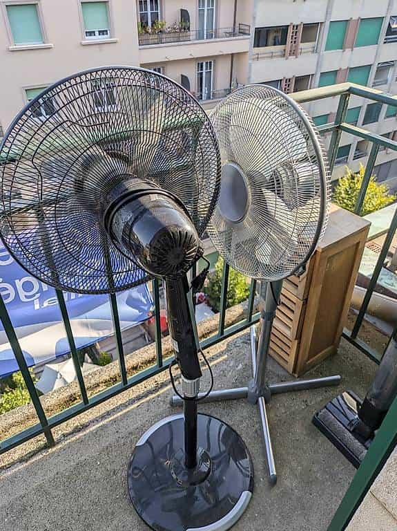 Deux ventilateurs électriques / Electric fans