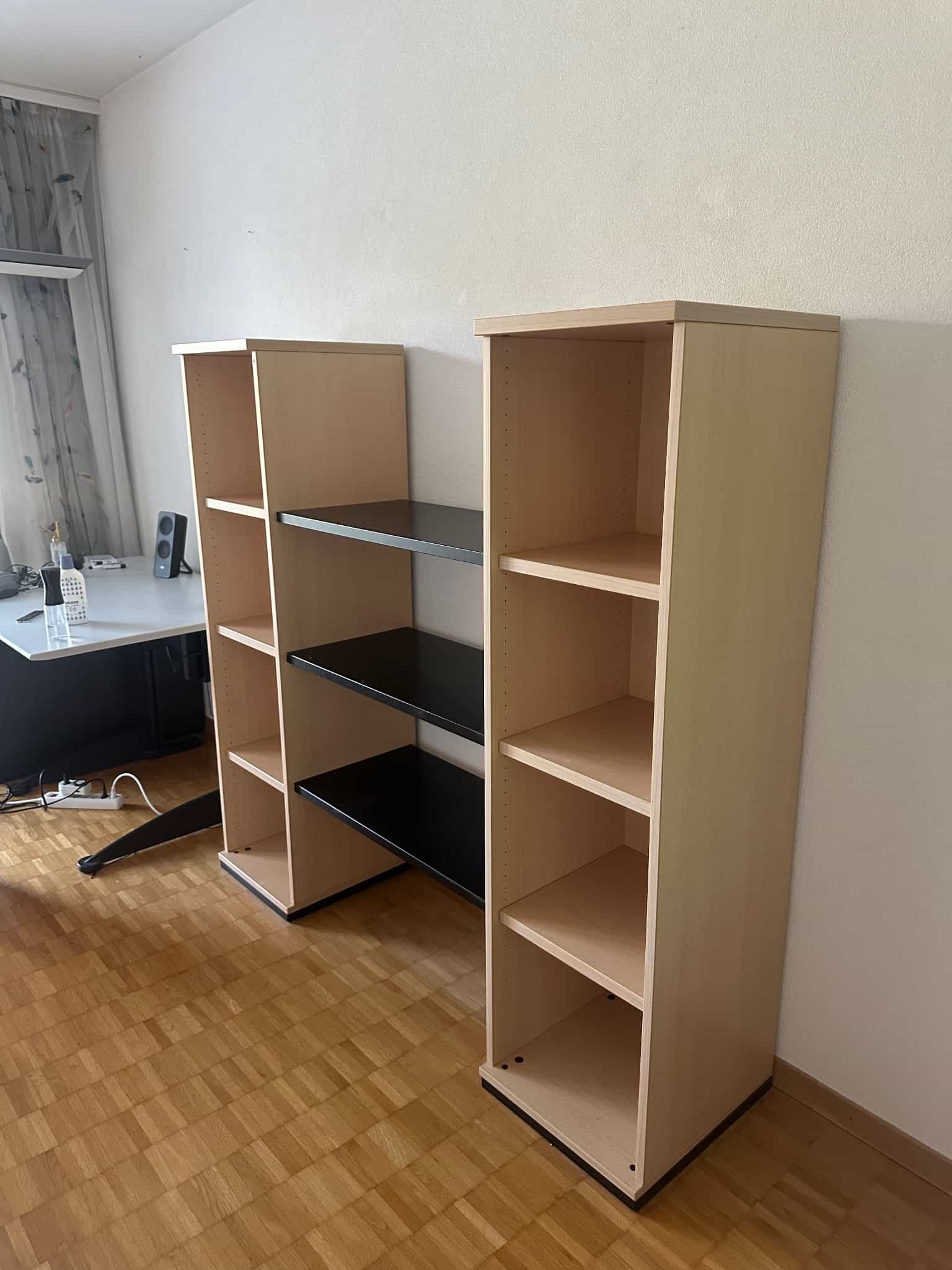Bücherregal Holz natur mit schwarzen Tablaren