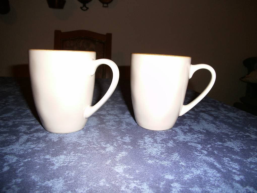 2 Stück schöne grosse Kaffeetassen