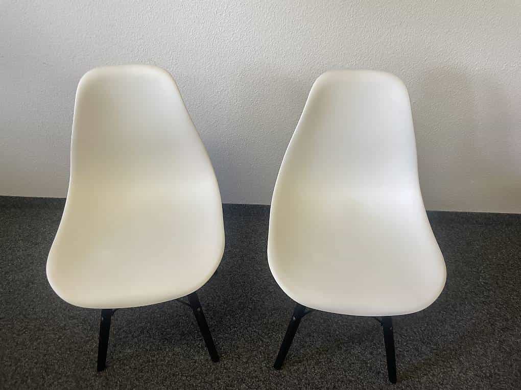 2 weisse Schalenstühle aus Plastik