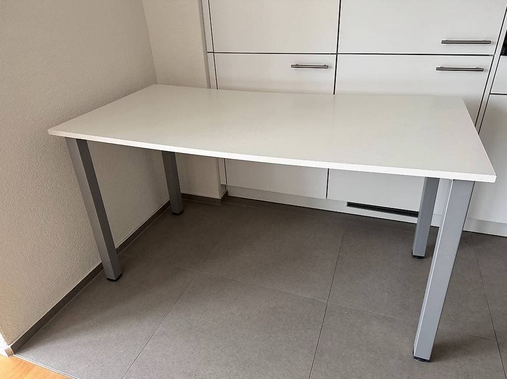 Gratis: Schreibtisch +Bürostuhl + TV-Möbel (Olten, Abholung)