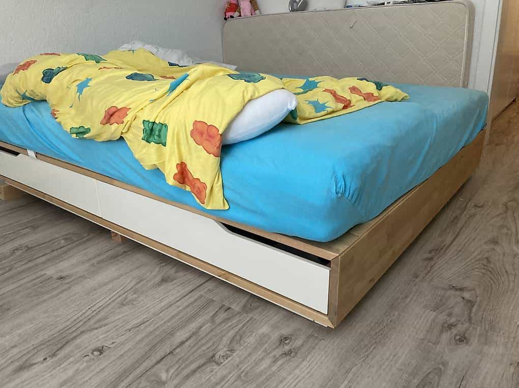 Neuwertiges IKEA BETT massiv mit Auszug