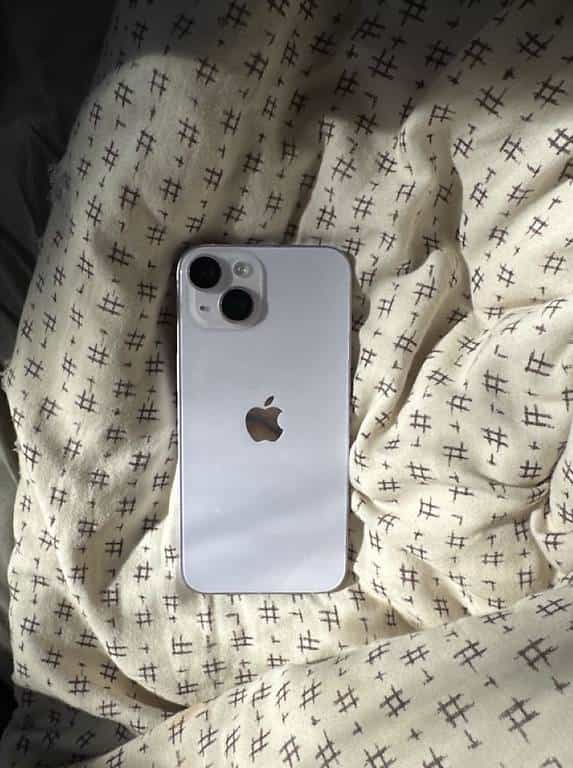 iPhone 14 violet pastel en très bon état