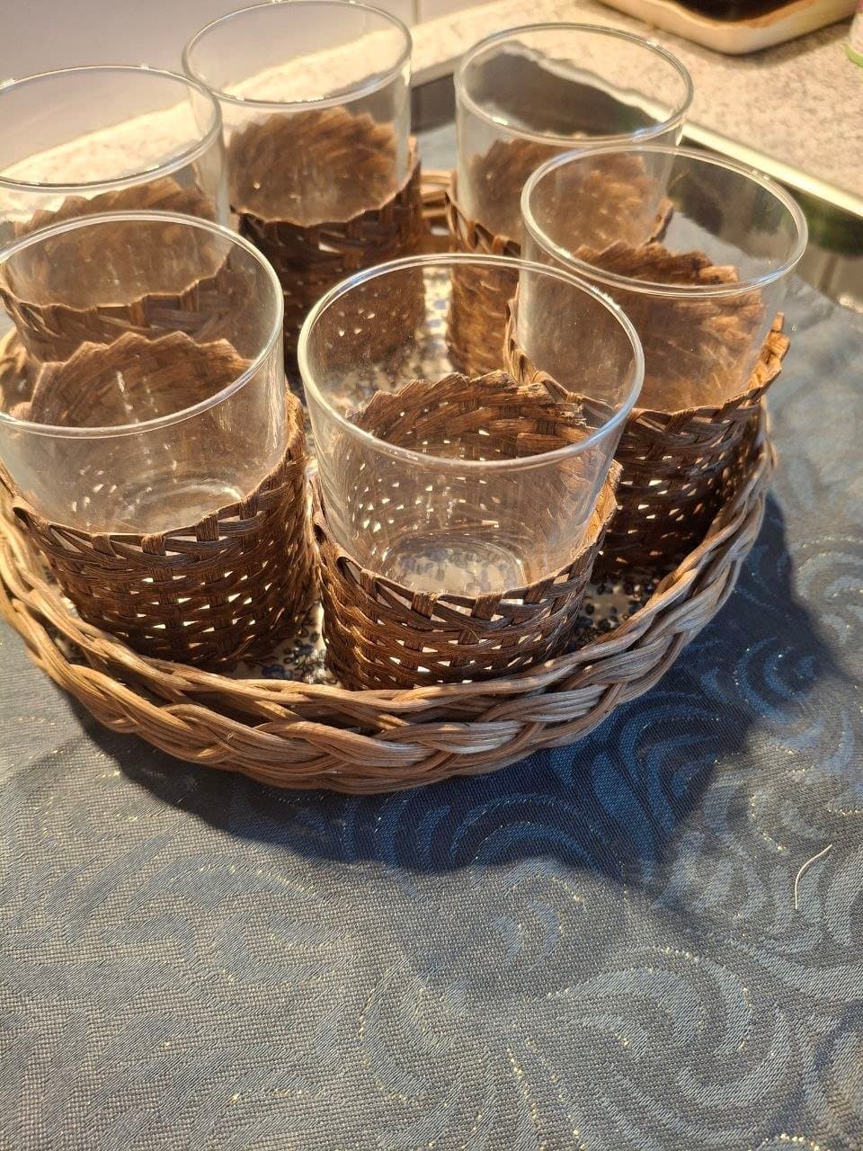 Vintage Servierset mit 6 Gläsern und Korbtablett