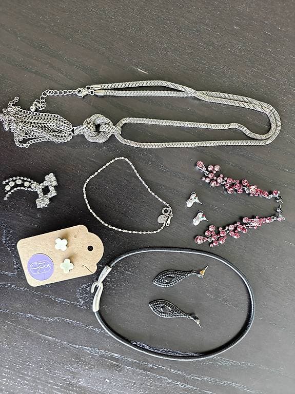 A donner divers bijoux fantaisie en excellent état