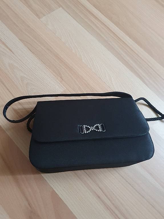 Kleine schwarze Handtasche gratis !