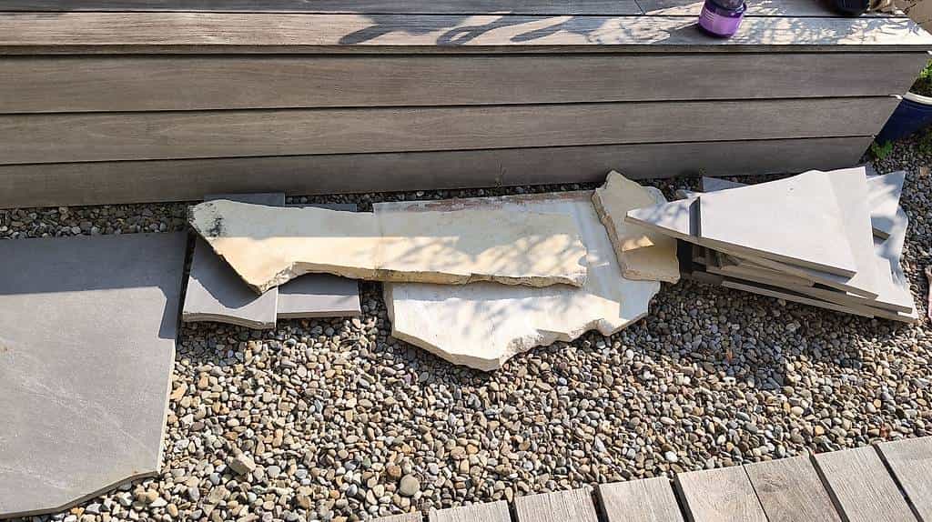 Grosse Keramiksteinplatten und Sandsteinplatten