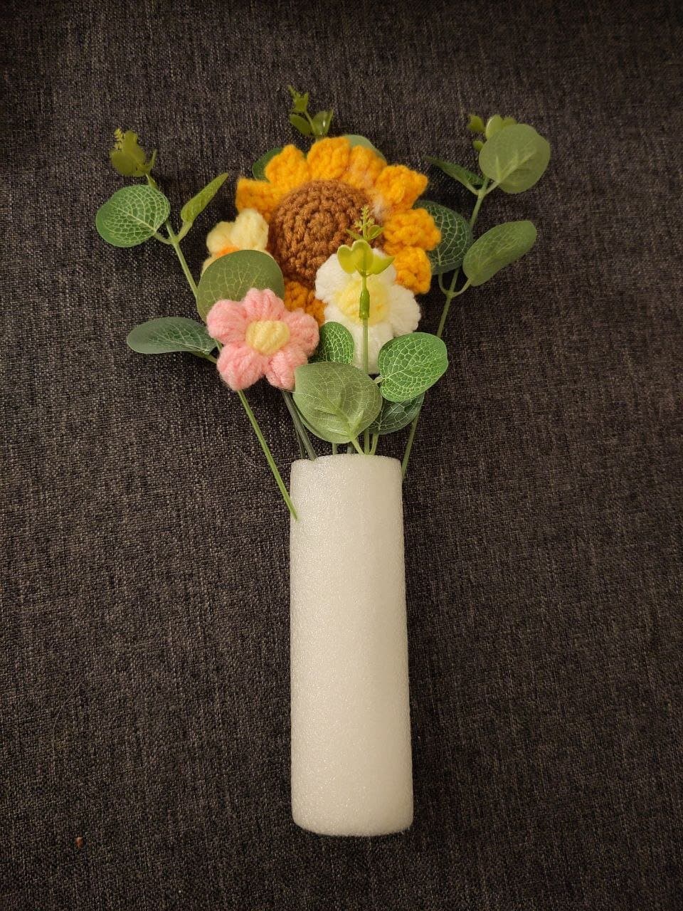 Künstliche Blumen mit Vase